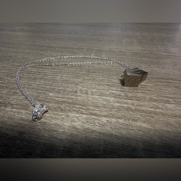 ✨Louis Vuitton Minimalist Pendent w Necklace✨ - Picture 4 of 13